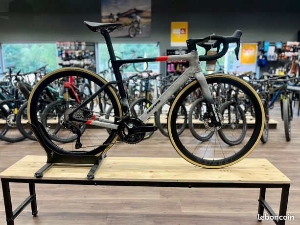 Adris Rouleur AXP2 - Carbone - Shimano 105 Di2 - Roues Carbone - 7,7kg